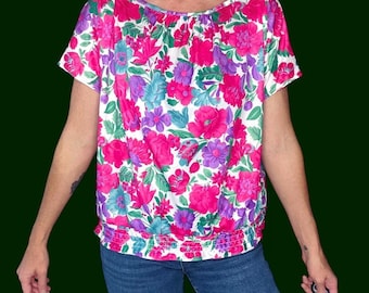 Blusa vintage Lady Ronte con estampados florales y de plantas coloridas.