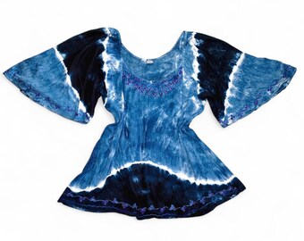 Blusa vintage azul con estampado tie-dye y bordado floral