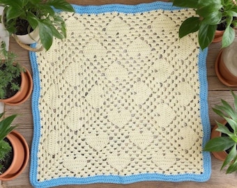 Camino de mesa decorativo vintage hecho a mano en color amarillo claro crema azul corazón manta pequeña
