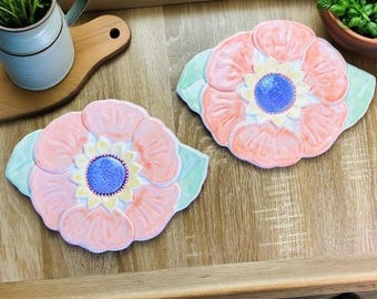 Juego de dos salvamanteles con diseño floral de dalia de la marca Vintage Portfolio Pfaltzgraff.