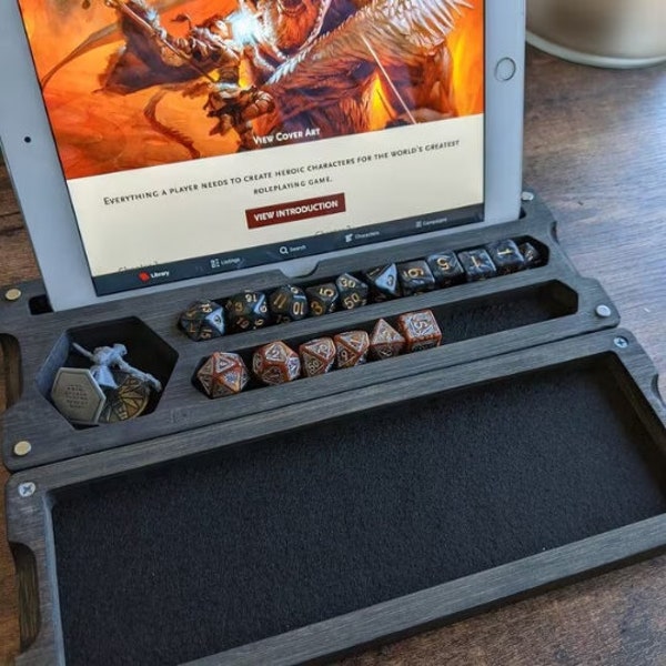 Boîte à dés Dungeons Box™ D&D • Fabriquée aux États-Unis • RPG fait main Hero Dice Vault • Plateau de dés en bois de bambou • Rangement miniature • Support pour téléphone + tablette