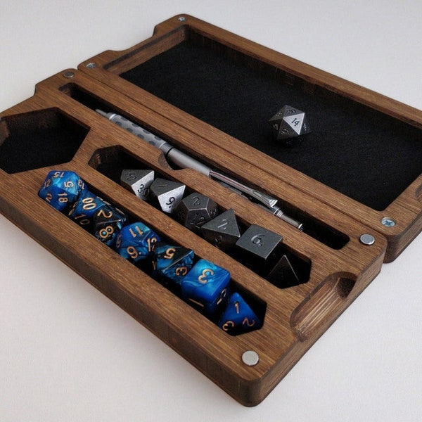 Dungeons Box ™ D & D Würfelbox • Hergestellt in den USA • Hero Dice Vault Handgefertigtes Rollenspiel • Bambus Hartholz Würfelschale • Miniaturen Aufbewahrung • Telefon + Tablet Ständer