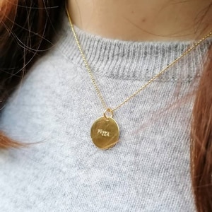 Ciondoli incisi a mano con frase personalizzabile. Collana moneta, collana con pendente, layering collana, collana minimal, medaglietta Argento dorato