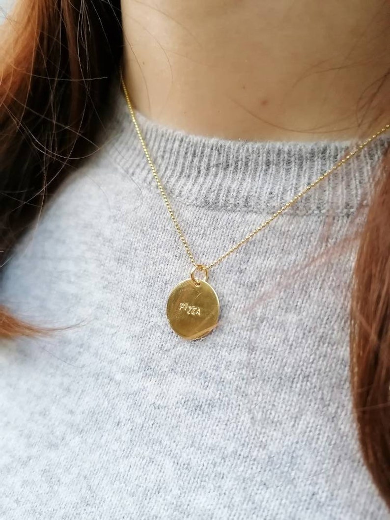 Ciondoli incisi a mano con frase personalizzabile. Collana moneta, collana con pendente, layering collana, collana minimal, medaglietta Argento dorato