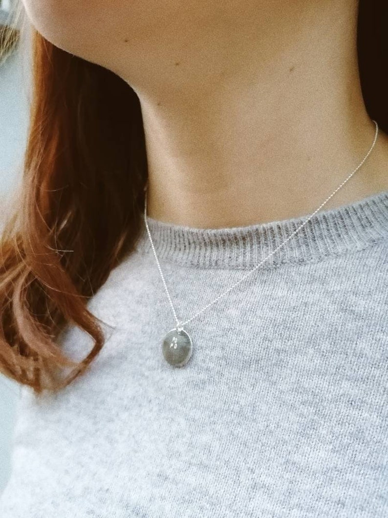 Ciondoli incisi a mano con frase personalizzabile. Collana moneta, collana con pendente, layering collana, collana minimal, medaglietta immagine 6