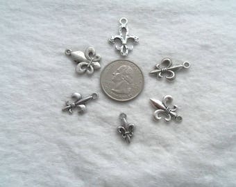12 Fleur de lis charms antique silver tone WT6