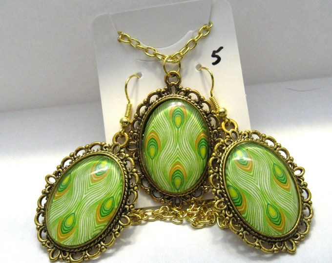 Oval Peacock Feather Glass Cabochon Necklace & Earring Set Antique Gold Setting on 16" Chain (J10a5)