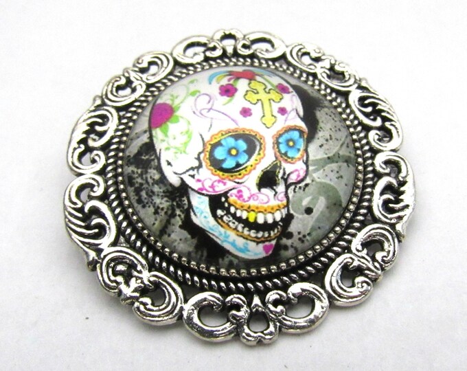 Antique Silver Tone Day of the Dead Sugar Skull Glass Cabochon Brooch/Pin 1.5" (J10f13)