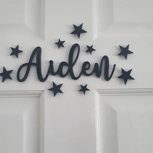 Letrero con nombre para puerta de acrílico coloreado con estrellas o corazones - Letrero para habitación de bebé o de niños - Letrero con nombre para bebé - Letrero con caja de juguetes de acrílico coloreado con láser