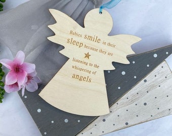 Baby's glimlachen wanneer engelen in de buurt zijn Ply Hanging Angel - Gepersonaliseerd houten bord voor kinderen - Cadeau voor pasgeborene of baby - Teken voor kinderkamer