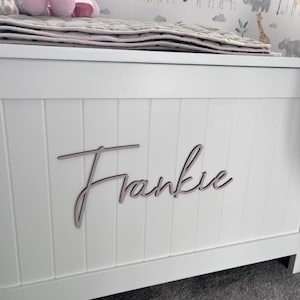 Letrero con nombre de caja de juguetes de madera con fuente de garabatos, varios tamaños, arte de pared con nombre, nombre de madera, guardería, bebé, nombre de caja de juguetes, decoración de dormitorio infantil
