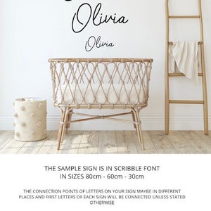 Op de afbeelding: Een voorbeeldteken met de naam Olivia geschreven in een cursief lettertype. Het teken is verkrijgbaar in drie maten: 80 cm, 60 cm en 30 cm. De verbindingspunten van de letters op het teken kunnen op verschillende plaatsen staan, en de eerste letters van elk teken worden verbonden, tenzij anders aangegeven. Dit is slechts een visuele idee. De hoogte van het woord/de naam is afhankelijk van het aantal woorden en letters dat wordt gekozen.