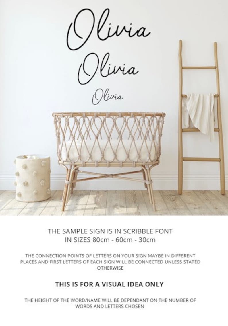 Op de afbeelding: Een voorbeeldteken met de naam Olivia geschreven in een cursief lettertype. Het teken is verkrijgbaar in drie maten: 80 cm, 60 cm en 30 cm. De verbindingspunten van de letters op het teken kunnen op verschillende plaatsen staan, en de eerste letters van elk teken worden verbonden, tenzij anders aangegeven. Dit is slechts een visuele idee. De hoogte van het woord/de naam is afhankelijk van het aantal woorden en letters dat wordt gekozen.