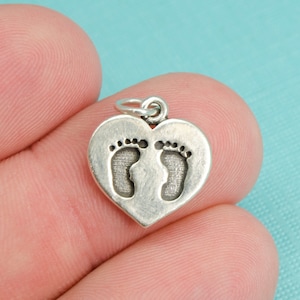 Sterling Silver Baby Feet In Heart Charm - Foto 3