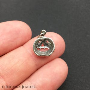Puede incluir: Encanto de plata en forma de calabaza de Halloween con una cara tallada. El encanto est&aacute; detallado con una superficie texturizada.