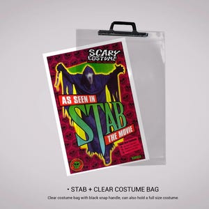 Può includere: Una borsa trasparente per costumi con manico nero, contenente un poster con la scritta "SCARY COSTUME" e "STAB THE MOVIE". Il poster presenta una figura incappucciata con un coltello su sfondo rosso.
