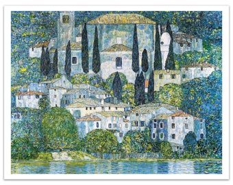 Puede incluir: Una pintura de un pueblo enclavado en una ladera con una iglesia en el centro. El pueblo está pintado en estilo puntillista con tonos azules, verdes y blancos. La iglesia tiene una cúpula dorada y está rodeada de cipreses. El pueblo está situado en una colina con vistas a una masa de agua.
