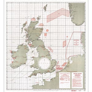 Peut inclure: Une carte en noir et blanc des îles britanniques avec des marques rouges indiquant des champs de mines. La carte est intitulée "British Islands Minefields" et "Secret".