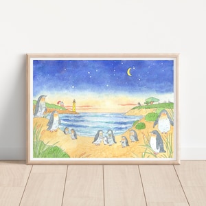 以下が含まれることがあります： 夕暮れのビーチに立つペンギンの水彩画。ペンギンたちは砂浜に立ち、海を見つめている。遠くには灯台があり、空には三日月がかかっている。