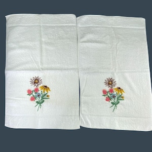 Vintage Fieldcrest Hand Towels Floral Bouquet Set of 2