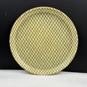 Puede incluir: Un juego de tres tazas de cerámica con un acabado mate moteado. Las tazas son de color crema, gris claro y gris oscuro. Cada taza tiene un diseño simple y minimalista y un asa redondeada.