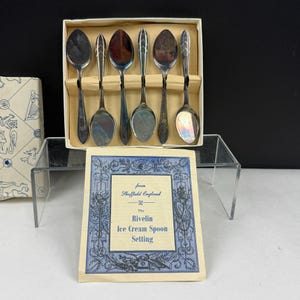 Juego de 6 cucharas para helado vintage Sheffield Rivelin plateadas en su caja original.