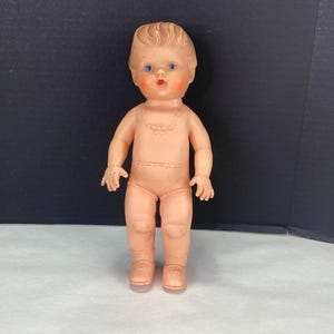 Boneca de borracha vintage Eegee com cabelo moldado de 10 polegadas