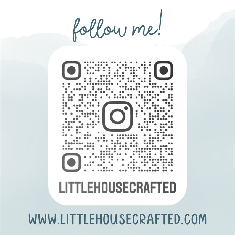 Pode incluir: Um c&oacute;digo QR preto e branco com o logotipo do Instagram no centro. O texto "LITTLEHOUSECRAFTED" est&aacute; abaixo do c&oacute;digo e o texto "WWW.LITTLEHOUSECRAFTED.COM" est&aacute; abaixo dele.