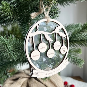 Gepersonaliseerde houten familieornament - gegraveerde maretak en dennenappels - acryl - meerdere familieleden - aandenkenornament