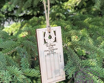 New Home Ornament - 2021 - Erstes Weihnachten in unserem neuen Zuhause - Personalisiert - Lasergraviert - Familie - Erinnerung - Andenken - Makler