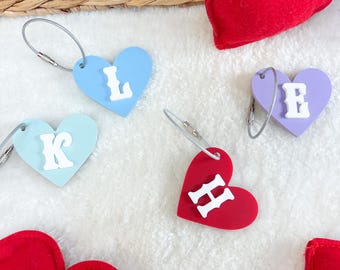 Personlig hjärtnyckelring | Väsketikett med initialer i akryl | Hjärtnyckelring med monogram | Presentkort | Brudtärnepresent