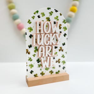 Suporte de acrílico para prateleiras do Dia de São Patrício: Shamrock Home Decor