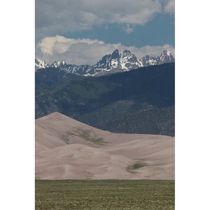 Las Grandes Dunas de Arena y las Montañas Sangre de Cristo - Parque Nacional Great Sand Dunes, Colorado (impresión fotográfica, arte mural, vertical)