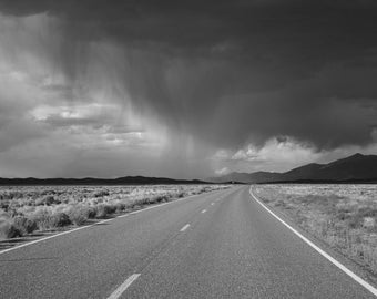 Stormy Lake Valley Roadscape - Nevada (Fotodruck, Wandkunst, Regensturm, Regenschauer, Regenwolke, Sturmwolke, ländliche Landstraße, Straße, horizontal)