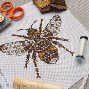 Bunte Bumble Bee Kreuzstich Stickmuster PDF | Tabelle für Farbvariationen, Coloris, ThreadworX oder handgefärbte Zahnseide