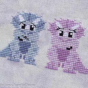 Twee kleine Triceratops Cross Stitch patroon PDF | Kleine dinosaurus kruissteek | Gemakkelijke moderne beginners geteld kruissteekdiagram