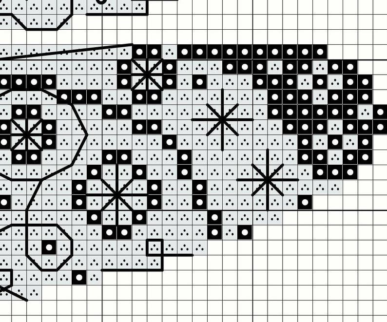 K&ouml;nnte beinhalten: Schwarz-wei&szlig;es Kreuzstichmuster mit einem Schneeflocken-Design. Das Muster ist auf wei&szlig;em Hintergrund mit schwarzen Quadraten.