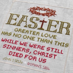 Puede incluir: Diseño de bordado de punto de cruz con el texto "Easter, Greater love has no one than this, While we were still sinners, Christ died for us, John 15:13a, Romans 5:8b". El diseño incluye una corona de espinas y una cruz.