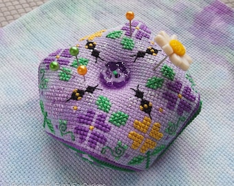 Patrón Biscornu Floral PDF / Alfiletero Punto de Cruz Contado Flor, Trébol y Abeja