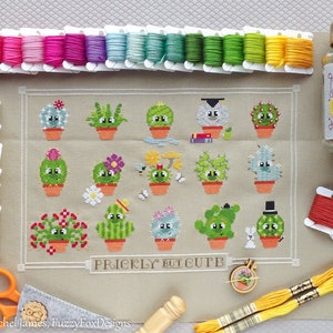 Op de afbeelding: Borduurpatroon met 18 verschillende cactusontwerpen met schattige gezichten. Het patroon heeft de titel "Prickly But Cute" en bevat garen in verschillende kleuren.