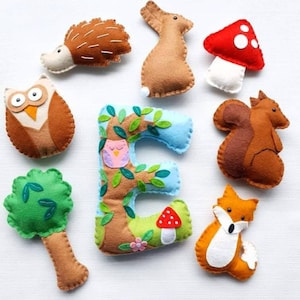 Letra colgante personalizada. Inicial de fieltro decorada de 18 cm. Bosque, zorro, búho y erizo. Regalo para bebé. Decoración para dormitorio infantil.