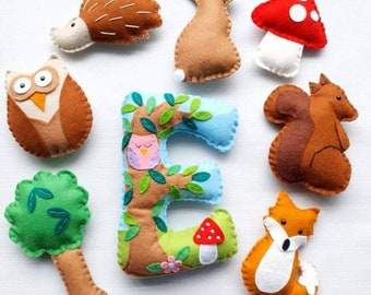 Letra colgante personalizada. Inicial de fieltro decorada de 18 cm. Bosque, zorro, búho y erizo. Regalo para bebé. Decoración para dormitorio infantil.