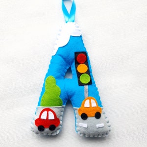Transporte personalizado Carta Colgante. Inicial de fieltro decorada de 18cm. Letra del arco iris, nombre, relleno de medias de decoración del dormitorio de los niños del regalo del bebé