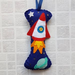 Carta colgante personalizada. 18cm decorado fieltro inicial Cohete espacial estrella planeta Regalo del bebé Decoración del dormitorio de los niños relleno de medias imagen 5