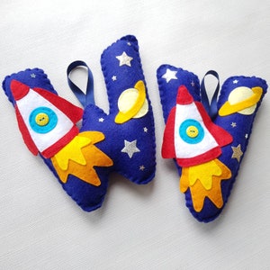 Carta colgante personalizada. 18cm decorado fieltro inicial Cohete espacial estrella planeta Regalo del bebé Decoración del dormitorio de los niños relleno de medias imagen 1