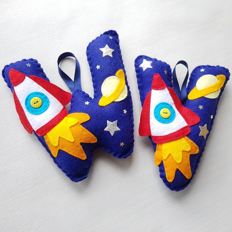 Carta colgante personalizada. 18cm decorado fieltro inicial Cohete espacial estrella planeta Regalo del bebé Decoración del dormitorio de los niños relleno de medias imagen 1