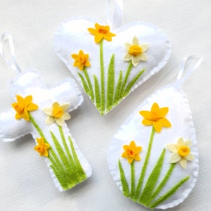 Narcisi, cuore o uovo di Pasqua bianco, decorazione primaverile