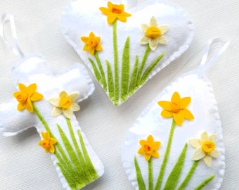 Daffodils, heart or egg in white Easter, spring hanging decoration