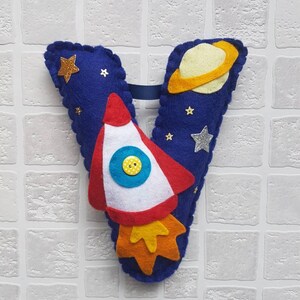 Carta colgante personalizada. 18cm decorado fieltro inicial Cohete espacial estrella planeta Regalo del bebé Decoración del dormitorio de los niños relleno de medias imagen 6