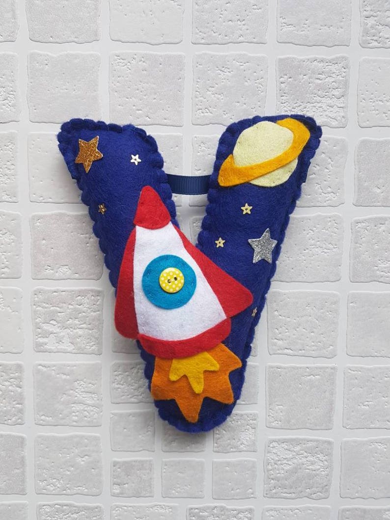 Carta colgante personalizada. 18cm decorado fieltro inicial Cohete espacial estrella planeta Regalo del bebé Decoración del dormitorio de los niños relleno de medias imagen 6